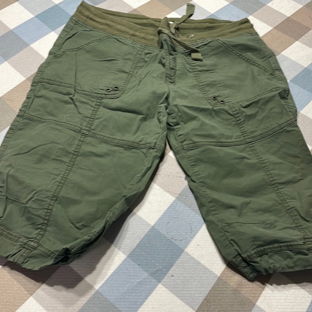 210 old navy women’s medium cargo shorts